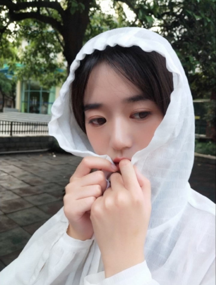 摄影师云东示范如何用美图T9手机帮女朋友拍出好看的小清新照片